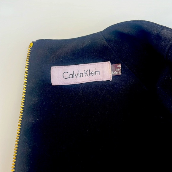 Calvin Klein with gold chain in the front. size M. - Picture 4 of 5